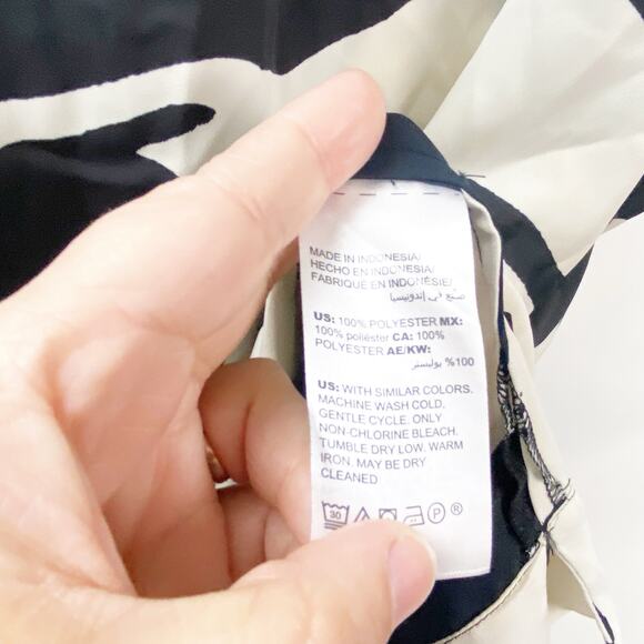 Chico's 0 Small Womens Black Cream Abstract Floral Split Neck Blouse Top - Picture 6 of 8